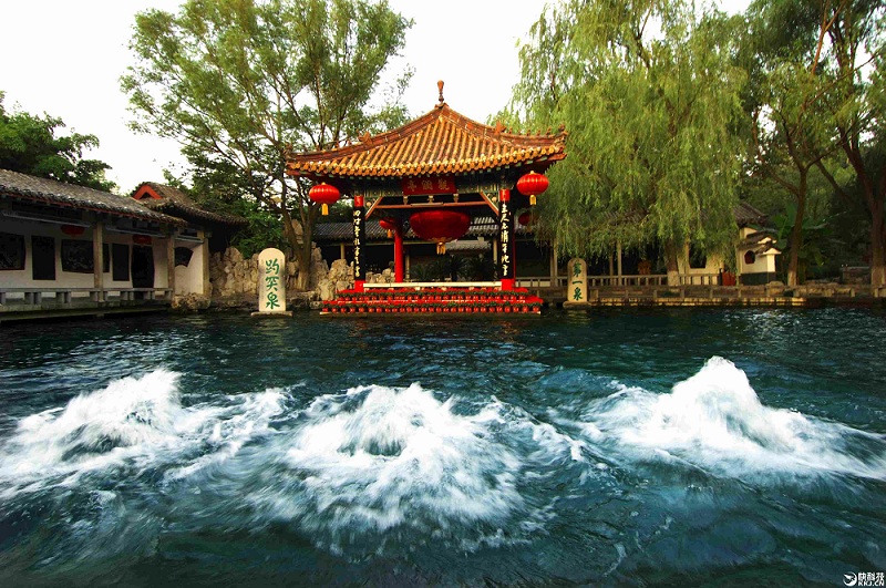 天下第一泉风景区，位于山东省济南市，景区总面积3.1平方公里，由“一河、一湖、三泉、四园”组成。